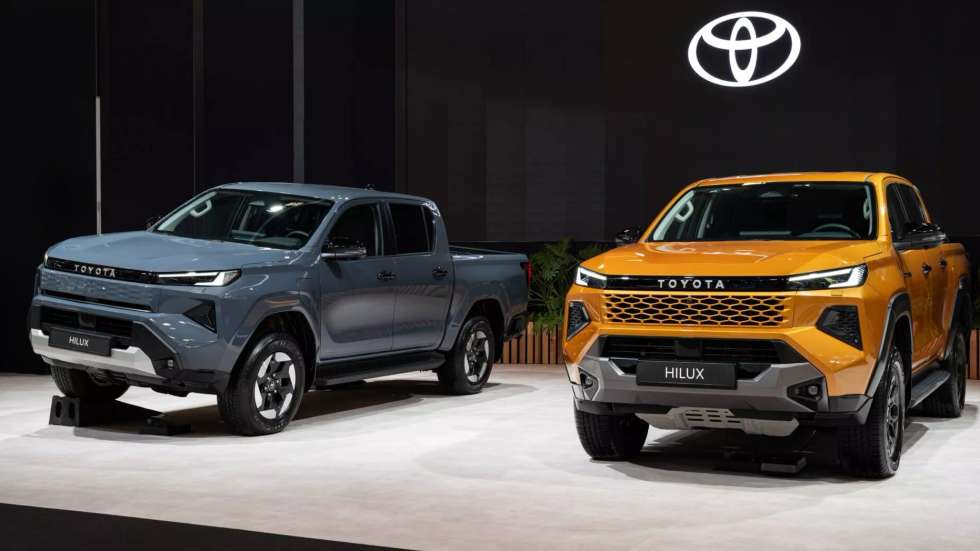 As novas pick-ups Hilux da Toyota, à esquerda a eléctrica e à direita a tradicional, equipada com um motor diesel híbrido a 48V