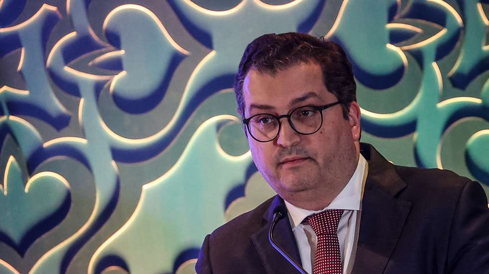 O ministro das Finanças, Joaquim Miranda Sarmento, intervém durante a sessão de abertura da conferência "Transformar a Economia de Portugal através da Sustentabilidade e Inovação", em Lisboa, 19 de novembro de 2024. A conferência é organizada pelo Financial Times, em parceria com a Tabaqueira, para refletir sobre a forma como as organizações em geral, e o mundo corporativo em particular, podem acelerar a competitividade das suas indústrias e da economia com base em inovação e no investimento ético em sustentabilidade. ANTÓNIO COTRIM/LUSA