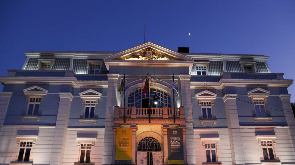 Fachada da  Câmara Municipal de Loures,  iluminada durante a cerimónia de apresentação da Missão Portuguesa aos Jogos Paralímpicos Tóquio 2020, com a presença dos representantes da direção da Missão Paralímpica, da comissão executiva do Comité Paralímpico de Portugal e de atletas de todas as modalidades com representação nos Jogos Paralímpicos, Loures, 16 de julho de 2021. ANTÓNIO COTRIM/LUSA