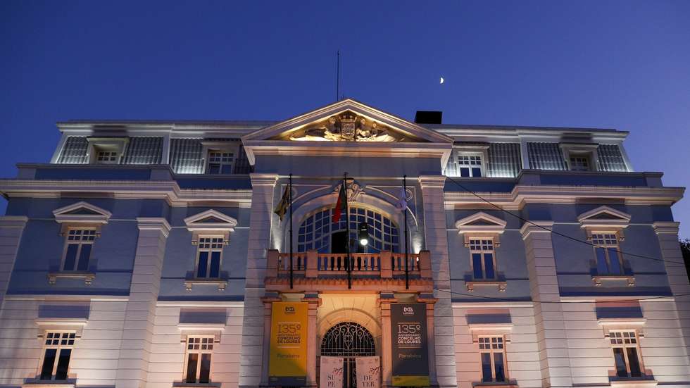 Fachada da  Câmara Municipal de Loures,  iluminada durante a cerimónia de apresentação da Missão Portuguesa aos Jogos Paralímpicos Tóquio 2020, com a presença dos representantes da direção da Missão Paralímpica, da comissão executiva do Comité Paralímpico de Portugal e de atletas de todas as modalidades com representação nos Jogos Paralímpicos, Loures, 16 de julho de 2021. ANTÓNIO COTRIM/LUSA