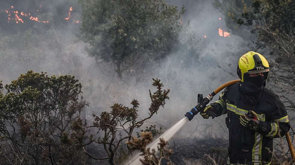 Bombeiros combatem as chamas no Alto do Alvide, Cascais, 25 de julho de 2023. 423 operacionais, apoiados por 111 veículos e 14 meios aéreos combatem um incêndio que deflagrou em Alcabideche, no concelho de Cascais e que já causou ferimentos ligeiros num bombeiro. MANUEL DE ALMEIDA/LUSA