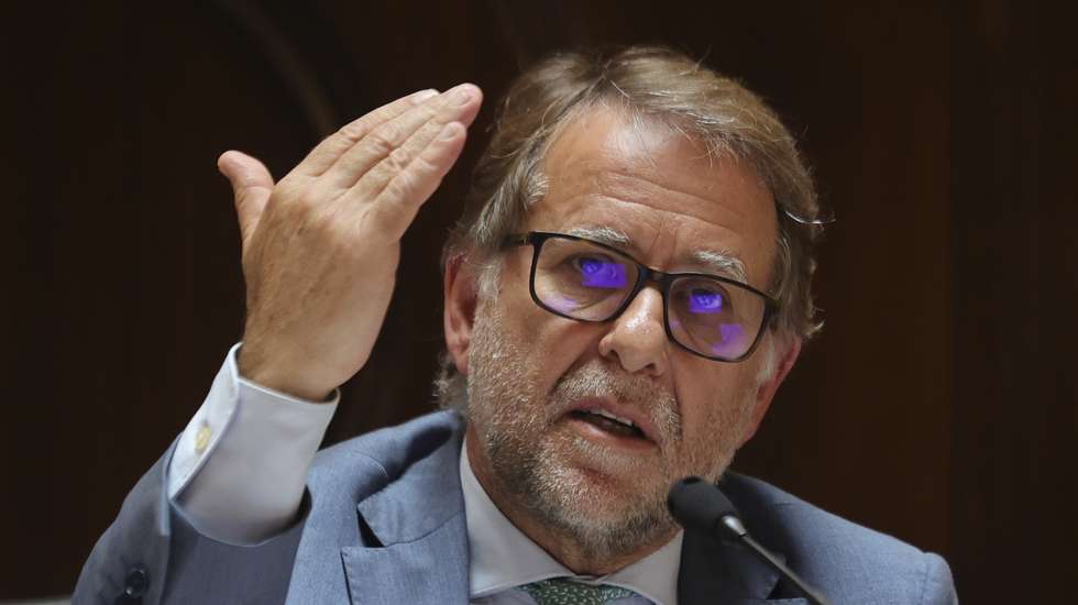 O ministro da Administração Interna, Luis Neves, intervém durante a sua audição na Comissão de Assuntos Constitucionais, Direitos, Liberdades e Garantias, na Assembleia da República, em Lisboa, 21 de abril de 2026. MANUEL DE ALMEIDA/LUSA