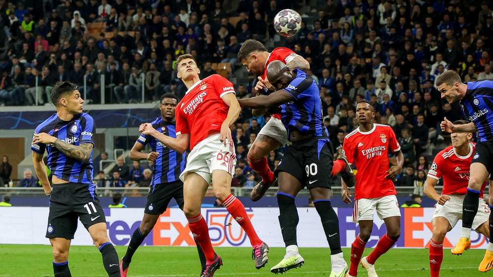 epa10580926 SL Benfica's forward Antonio Silva scores the 3-2 goal during the UEFA Champions League quarter-final second leg match between FC Inter Milan and SL Benfica, in Milan, Italy, 19 April 2023.  EPA/ROBERTO BREGANI