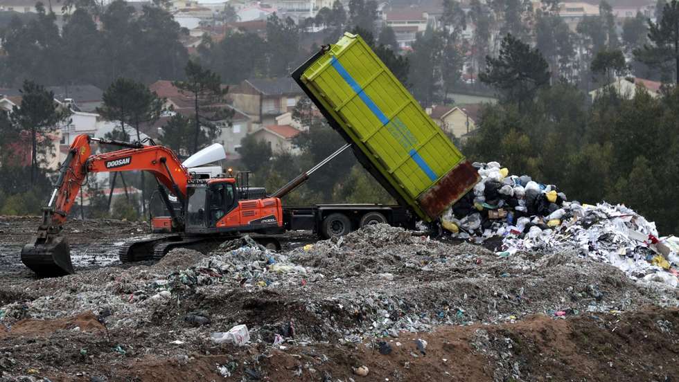 A Direção Regional de Estatística (DREM) adianta que a produção global de resíduos está associada aos resíduos encaminhados para a Estação de Tratamento de Resíduos Sólidos (ETRS) da Meia Serra
