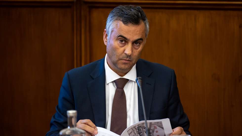 O ministro da Educação, Fernando Alexandre, durante a sua audição na Comissão de Educação e Ciência, para prestar esclarecimentos sobre irregularidades na colocação de professores no âmbito do concurso interno e externo, na Assembleia da República, em Lisboa, 26 de setembro de 2024, em Lisboa. JOSÉ SENA GOULÃO/LUSA