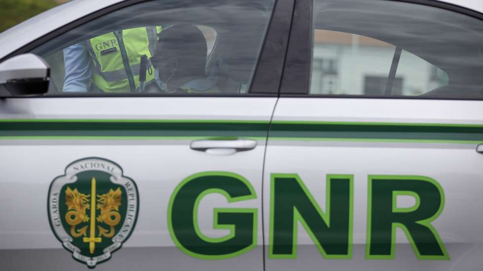 Um militar da GNR durante uma operação stop de sensibilização para o cumprimento do dever geral de isolamento, na Autoestrada A1 nas portagens dos Carvalhos/Grijó no sentido Sul/Norte, Vila Nova de Gaia, 29 de março de 2020. MANUEL FERNANDO ARAÚJO/LUSA