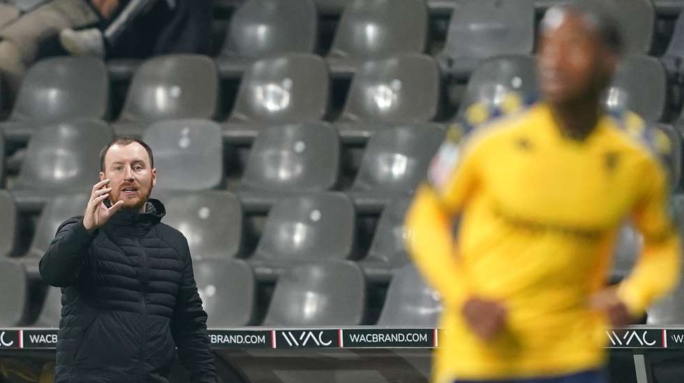 O treinador do Estoril Praia, Ian Cathro, durante o jogo da 13ª jornada da I Liga de futebol contra o Sporting de Braga, realizado no estádio Municipal de Braga, 6 de dezembro de 2024. HUGO DELGADO/LUSA