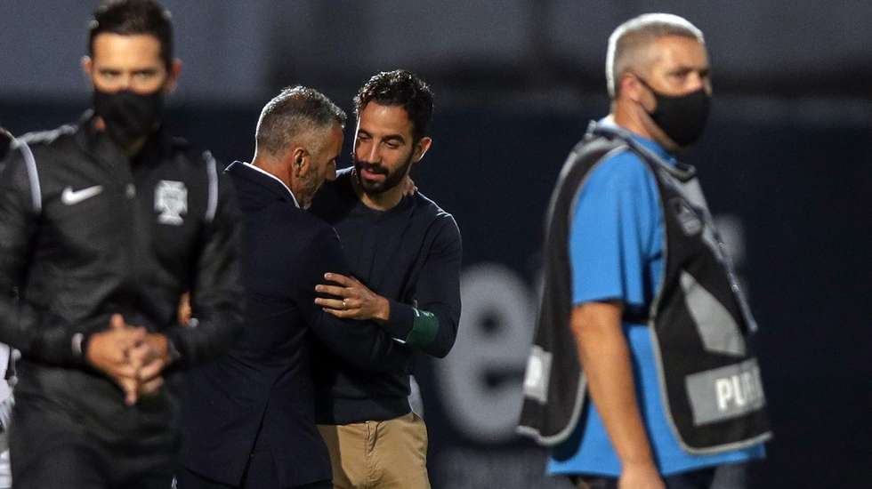 Rúben Amorim e Ivo Vieira cumprimentam-se