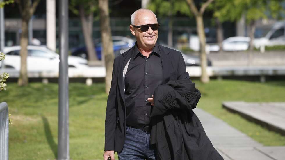 O advogado do antigo primeiro-ministro, José Sócrates (ausente da foto), Pedro Delille, à chegada ao Tribunal Central de Instrução Criminal, para a audição no debate instrutório de processo secundário da Operação Marquês, onde responde por seis crimes, em Lisboa, 03 de junho de 2025. Em causa está um processo que acabou por ser separado da Operação Marquês e no âmbito do qual o juiz Ivo Rosa mandou para julgamento, em abril de 2021, José Sócrates e o empresário Carlos Santos Silva pela alegada prática, em coautoria, de três crimes de branqueamento de capitais e outros tantos de falsificação de documento. ANTÓNIO PEDRO SANTOS/LUSA