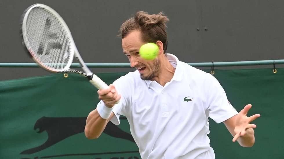epa09324274 Daniil Medvedev of Russia in action during the 4th round match against Hubert Hurkacz of Poland at the Wimbledon Championships, Wimbledon, Britain 05 July 2021.  EPA/FACUNDO ARRIZABALAGA   EDITORIAL USE ONLY