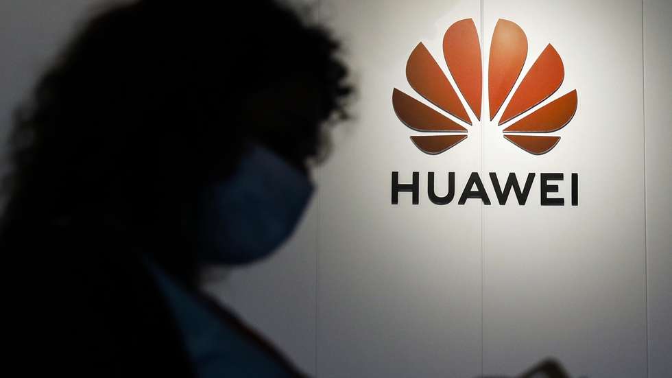 epa09678203 A woman using smartphone at the Huawei Customer Experience Centre where 5G technology devices are displayed in Kuala Lumpur, Malaysia, 11 January 2022. Huawei Malaysia signed a memorandum of understanding (MoU) with Technology Park Malaysia Corporation Sdn Bhd and Telekom Malaysia Berhad to enter a joint venture to develop a MRANTI e-Services platform.  EPA/FAZRY ISMAIL