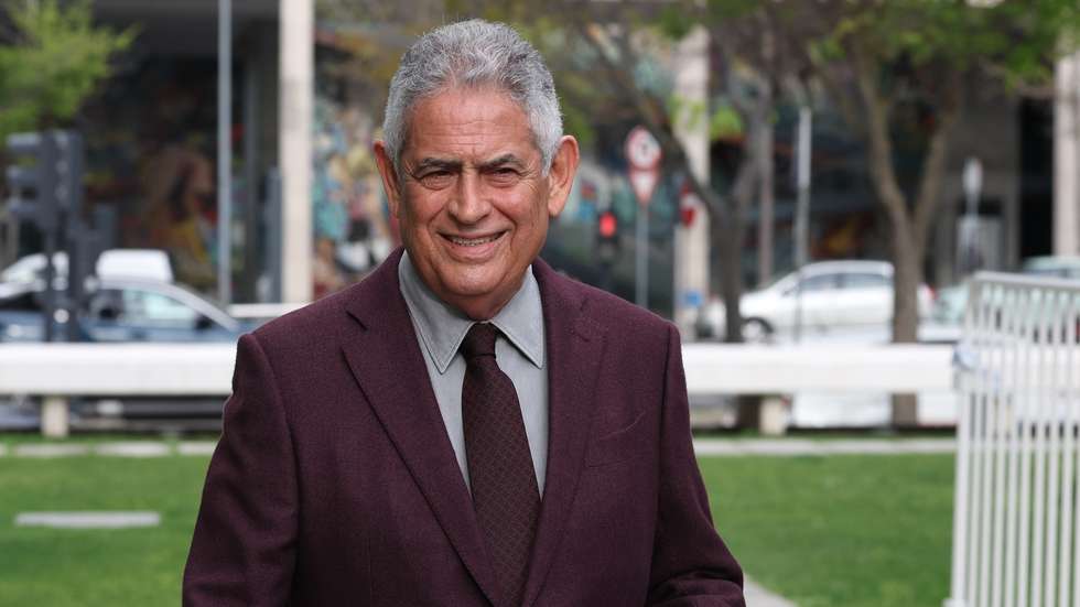 O ex-presidente do SL Benfica, Luís Filipe Vieira, à chegada para o início do julgamento do processo "Saco Azul", que decorre no Campus da Justiça, em Lisboa, 09 de abril de 2025. Entre os arguidos, estão a SAD do Benfica, Benfica Estádio, Luís Filipe Vieira, Domingos Soares de Oliveira e Miguel Moreira, no processo em que a acusação do Ministério Público imputa ao ex-presidente do clube da Luz três crimes de fraude fiscal qualificada e 19 de falsificação de documento, tal como Miguel Moreira, ex-diretor financeiro do clube, e Domingos Soares de Oliveira, que continuou na SAD 'encarnada' depois da saída de Luís Filipe Vieira da direção do clube, em 2021. ANTÓNIO COTRIM/LUSA