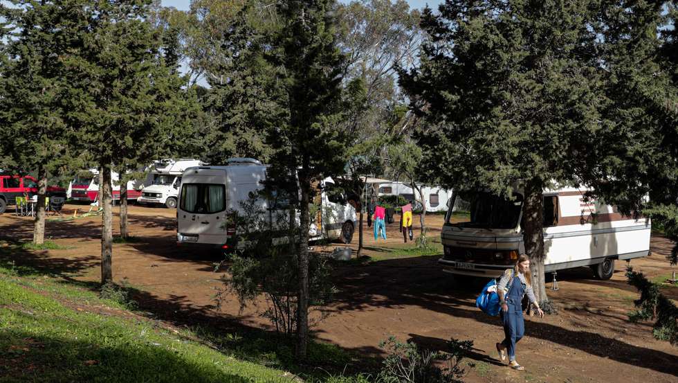 Utentes do Parque de Campismo de Salema, que tem uma ocupação elevada nesta altura do ano em período de confinamento, os campistas dizem que não tem nada  recear, em Vila do Bispo, 22 de janeiro de 2021. (ACOMPANHA TEXTO DA LUSA DO DIA 26 DE JANEIRO DE 2021). LUÍS FORRA/LUSA