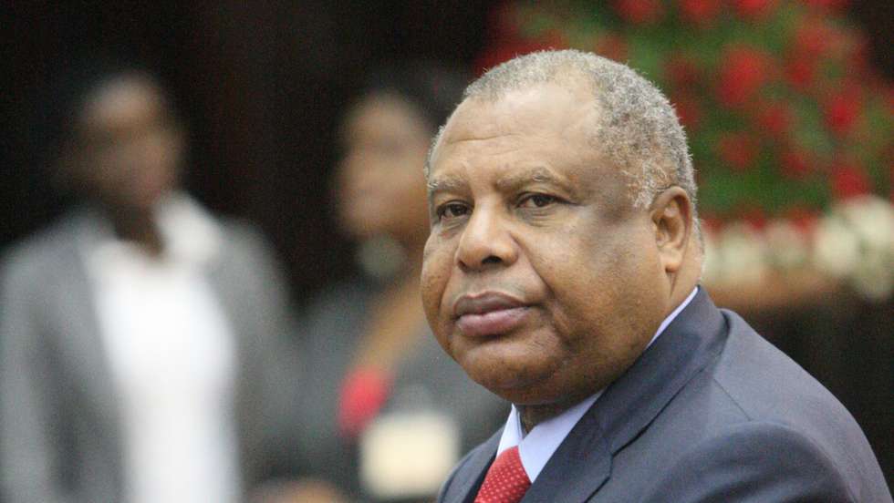 Higino Carneiro é uma figura histórica do MPLA, tendo integrado as Forças Armadas Populares de Libertação de Angola, onde se tornou um influente oficial durante as décadas de guerra civil