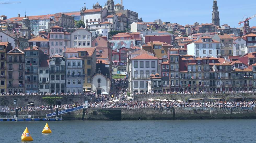 Um avião faz acrobacias durante o festival aéreo Air Invictus, que decorreu no rio Douro entre as margens do Porto e de Vila Nova de Gaia, 20 de junho de 2026. Os primeiros aviões do Air Invictus já abriram as hostilidades no Porto e em Gaia para um “bálsamo desejado” para os comerciantes, um “evento do caraças” para os turistas e um momento “seja o que Deus quiser” para as autoridades. FERNANDO VELUDO/LUSA