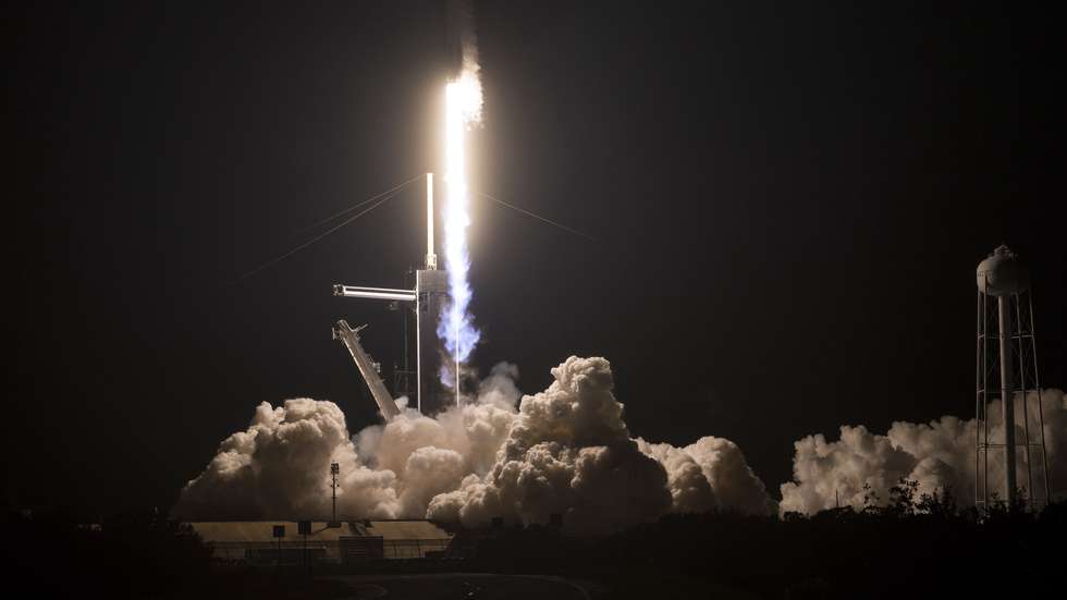 epa08823305 epa08823295 A handout photo made available by NASA shows a SpaceX Falcon 9 rocket carrying the company&#039;s Crew Dragon spacecraft launching for NASA&#039;s SpaceX Crew-1 mission, to the International Space Station, in Cape Canaveral, Flordia, USA, 15 November 2020. Onboard is NASA astronauts Mike Hopkins, Victor Glover, Shannon Walker and Japan Aerospace Exploration Agency astronaut Soichi Noguchi.  EPA/Joel Kowsky / HANDOUT MANDATORY CREDIT: NASA/Joel Kowsky HANDOUT EDITORIAL USE ONLY/NO SALES  EPA-EFE/Aubrey Gemignani / HANDOUT MANDATORY CREDIT: NASA/Aubrey Gemignani HANDOUT EDITORIAL USE ONLY/NO SALES HANDOUT EDITORIAL USE ONLY/NO SALES