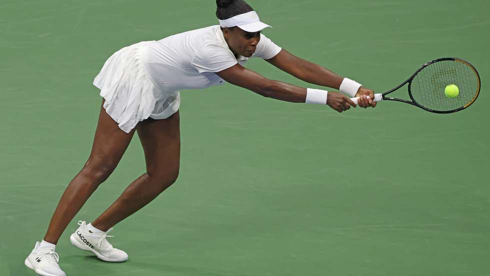 epa12322725 Venus Williams of the USA in action against Karolina Muchova of the Czech Republic during the first round of the US Open Tennis Championships at the USTA Billie Jean King National Tennis Center in Flushing Meadows, New York, USA, 25 August 2025. The US Open tournament runs from 24 August through 07 September.  EPA/BRIAN HIRSCHFELD