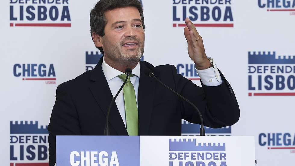 O presidente do Chega, André Ventura, intervém durante a cerimónia de apresentação do candidato à Câmara Municipal de Lisboa Bruno Mascarenhas (ausente na fotografia), às eleições autárquicas de 12 de outubro, em Lisboa, 28 de julho de 2025. ANTÓNIO COTRIM/LUSA