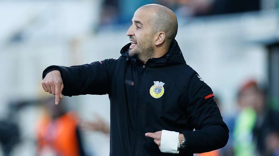 O treinador do Arouca, Pedro Daniel Sousa, reage durante o jogo da I Liga de futebol contra o Portimonense, disputado no estádio do Portimonense, em Portimão, 03 de fevereiro de 2024. LUÍS FORRA/LUSA