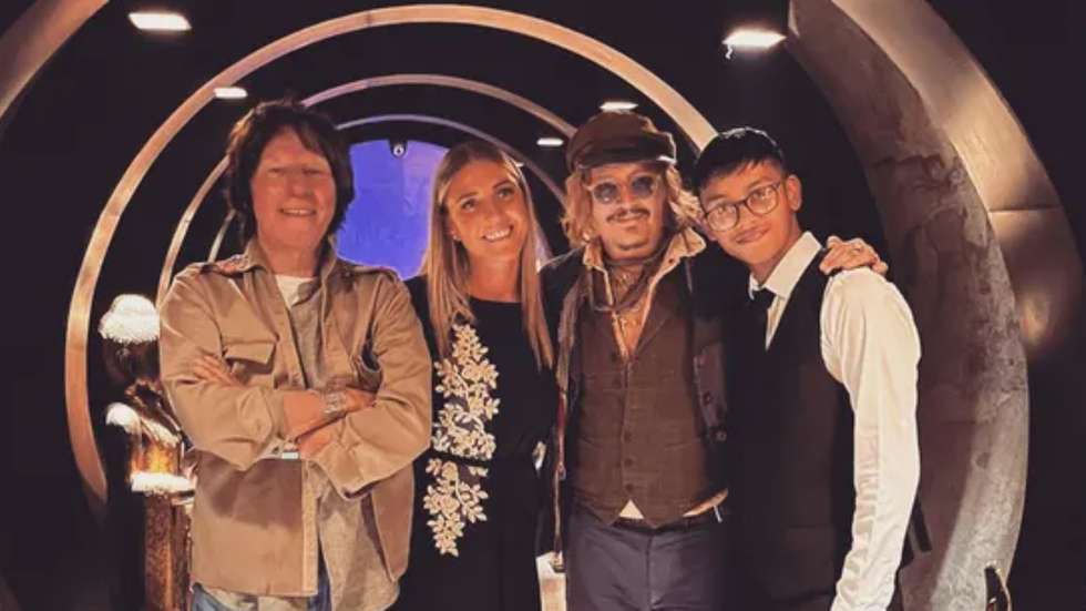 Ator jantou no Varanasi, em Birmingham, com mais de 20 amigos. Entre eles estava Jeff Beck, o guitarrista em cujos concertos participou, na reta final do julgamento