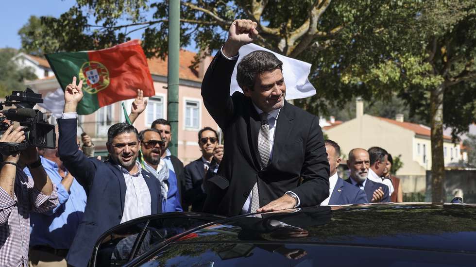 O presidente do Chega, André Ventura (C), acompanhado pelo candidato do Chega à presidência da Câmara Municipal de Alenquer, Carlos Sequeira (E), acena aos populares durante uma ação de campanha no âmbito das próximas eleições autárquicas do dia 12 de outubro, em Alenquer, 29 de setembro de 2025. MIGUEL A. LOPES/LUSA