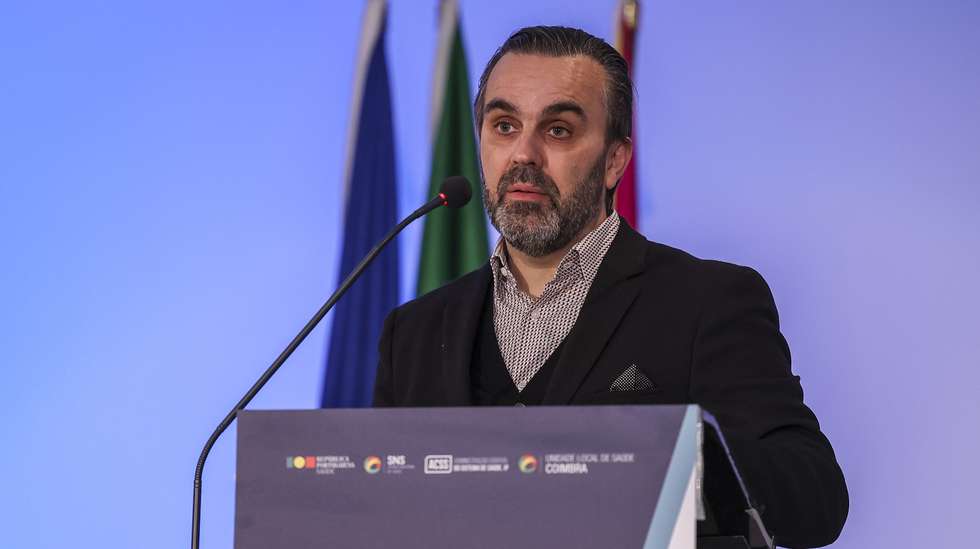 O bastonário da Ordem dos Médicos, Carlos Cortes, intervém na cerimónia oficial de receção Residência Farmacêutica e Internato Médico, no Convento de São Francisco, Coimbra, 03 de janeiro de 2024. PAULO NOVAIS/LUSA