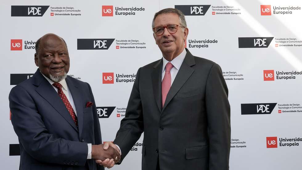 O Presidente da República, António José Seguro (D), acompanhado pelo antigo Presidente de Moçambique, Joaquim Chissano, durante a Aula Magistral "Liderança, Paz e Desenvolvimento – Lição para as novas gerações" na Universidade Europeia, Lisboa, 12 de outubro de 2026. JOÃO RELVAS/LUSA