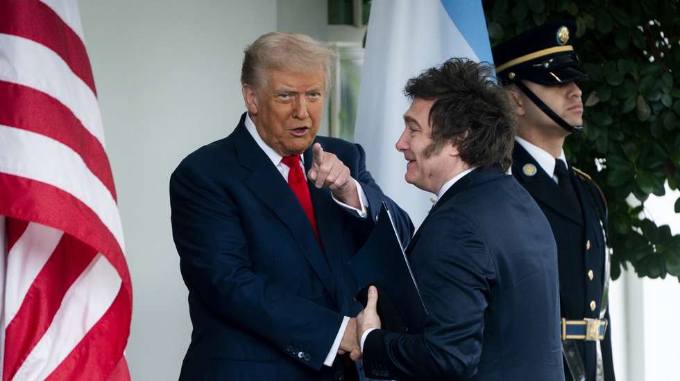 epa12453639 US President Donald Trump (L) welcomes Argentine President Javier Milei to the White House in Washington, DC, USA, 14 October 2025.  EPA/WILL OLIVER