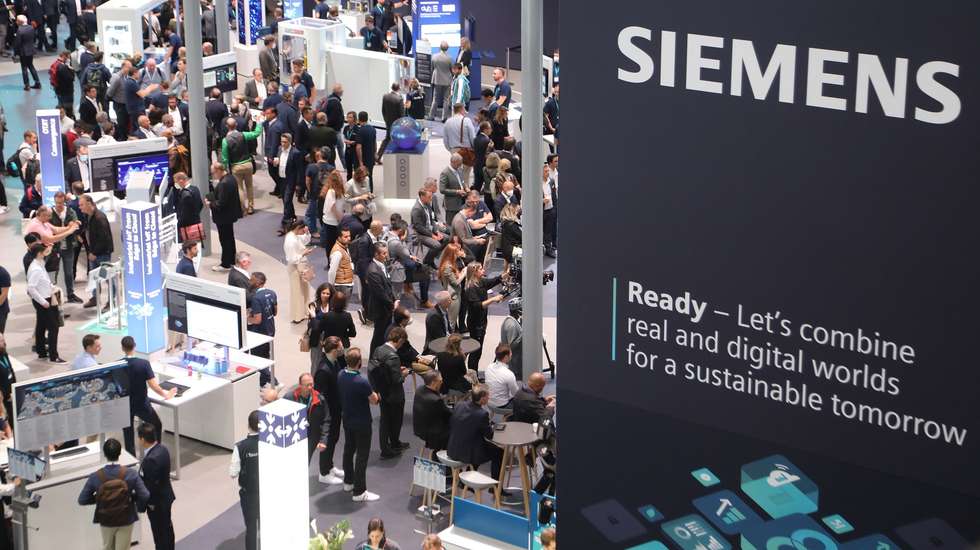 epa09986057 The Siemens booth at the Hannover Industry fair (Hannover Messe) in Hannover, Germany, 30 May 2022. About 2.500 exhibitors are expected for Germany’s biggest fair which opens on 30 May. Partner country in 2022 is Portugal.  EPA/FOCKE STRANGMANN