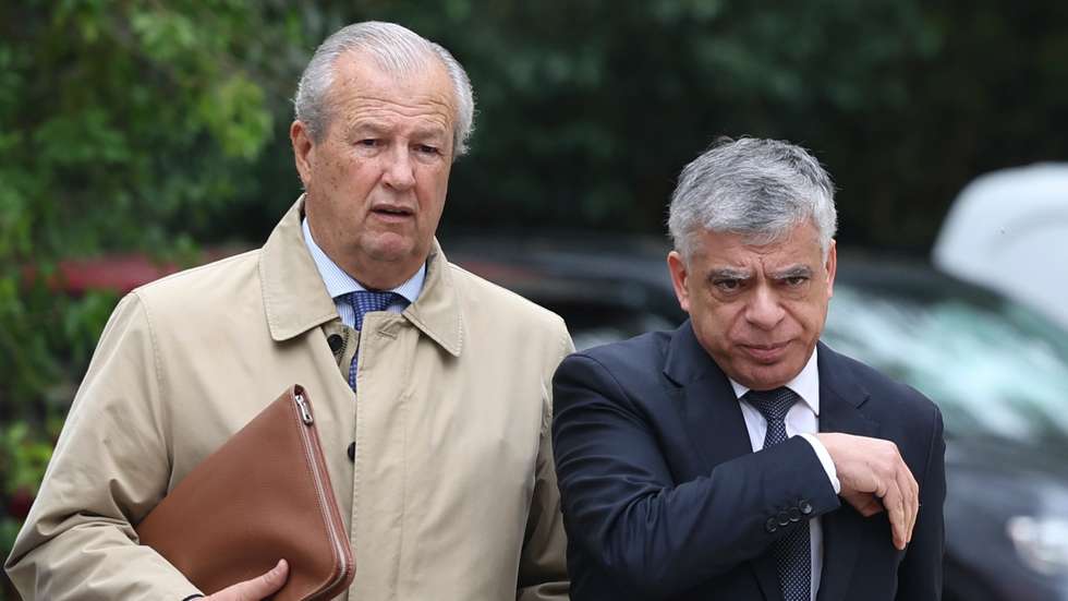 O presidente da Confederação do Turismo de Portugal, Francisco Calheiros (E), e o presidente da Confederação Empresarial de Portugal (CIP), Armindo Monteiro (D), à chegada para a reunião plenária da Comissão Permanente de Concertação Social, no Conselho Económico e Social (CES), em Lisboa, 03 de abril de 2025. ANTÓNIO COTRIM/LUSA