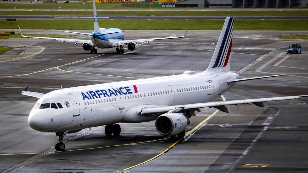 epa09971442 A view shows an Air France plane at Amsterdam Schiphol Airport, Netherlands, 24 May 2022. Aviation group Air France-KLM aims to raise almost 2.3 billion euro through shares sale to pay back the state aid received during the coronavirus crisis faster and to strengthen its balance sheet.  EPA/RAMON VAN FLYMEN