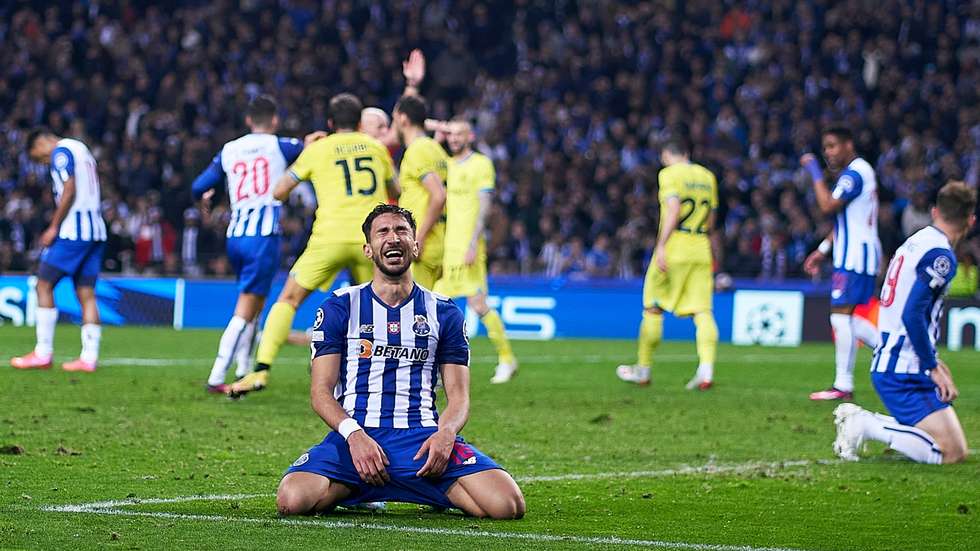 Grujic, o melhor jogador do FC Porto, teve a última oportunidade para empatar a eliminatória aos 90+5' mas o remate bateu caprichosamente na trave da baliza de Onana (o MVP do jogo)