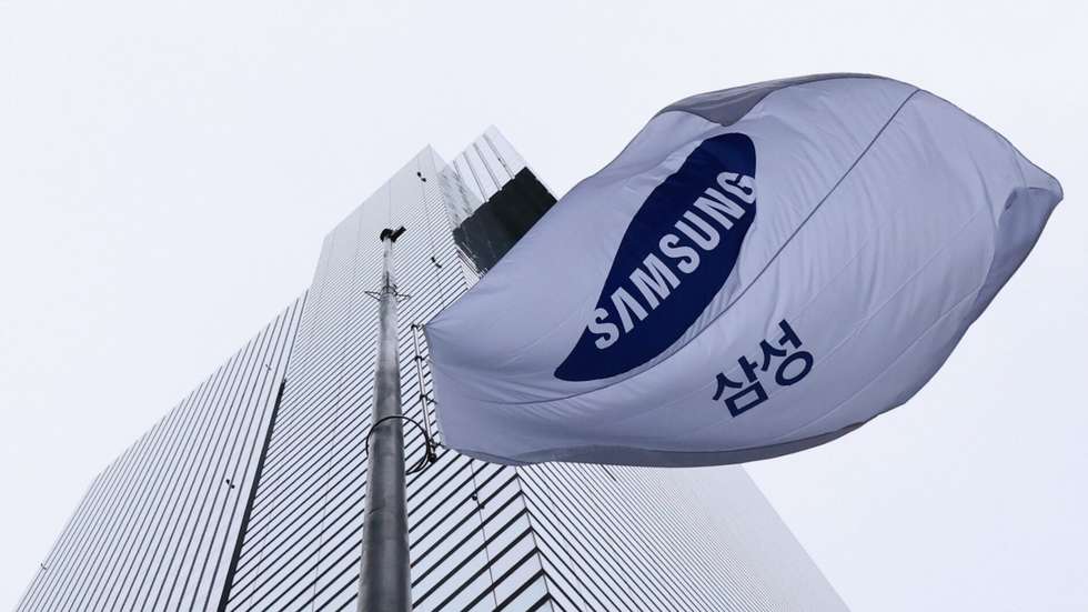 epa12452359 A flag of Samsung Electronics Co. flies outside its headquarters in Seoul, South Korea, 14 October 2025. Samsung announced a consolidated operating profit of approximately 12.1 trillion Korean Won (8.5 billion US Dollars) for the quarter ending in September 2025.  EPA/YONHAP SOUTH KOREA OUT