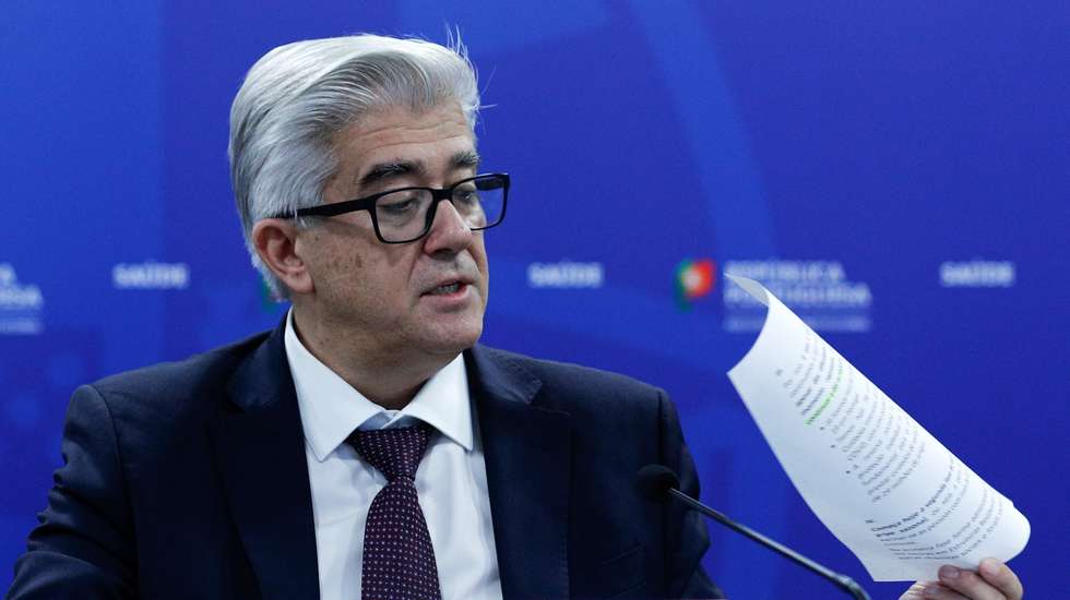 O secretário de Estado Adjunto e da Saúde, António Lacerda Sales, durante a conferência de imprensa sobre o novo coronavírus (covid-19), realizada no Ministério da Saúde, em Lisboa, 19 de outubro de 2020. Portugal regista até ao momento 2 189 (+17) mortes  associadas à covid-19, e101 860 (1 949) infetados, segundo o boletim epidemiológico divulgado pela Direção-Geral da Saúde (DGS). Desde o dia 15 de outubro que o país inteiro está novamente em estado de calamidade.  ANTÓNIO COTRIM/POOL/LUSA
