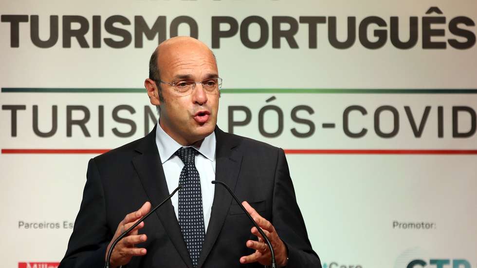 O ministro de Estado, da Economia e da Transição Digital, Pedro Siza Vieira, discursa durante a 5.ª Cimeira do Turismo Português, na Fundação Calouste Gulbenkian, em Lisboa, 28 de setembro de 2020. A iniciativa da CTP assinala o Dia Mundial do Turismo (dia 27 setembro), integra três web conferences e um evento transmitido em live stream. O impacto da pandemia da covid-19 e o futuro da atividade turística são os temas em destaque na V Cimeira do Turismo Português – ‘Turismo pós-covid’. MANUEL DE ALMEIDA / LUSA