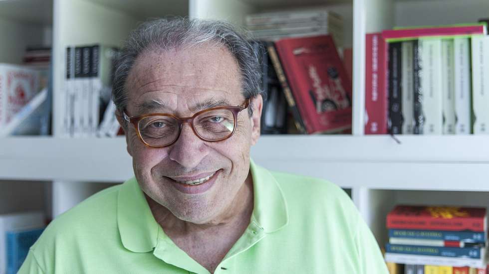Ruy Castro escreve um romance a múltiplas vozes e perspectivas caleidoscópicas, que nunca se despem de um sentido de humor surpreendente. Nunca faz por menos: a cada parágrafo, uma surpresa. O tom é sempre despretensioso, e é isso que desarma o leitor