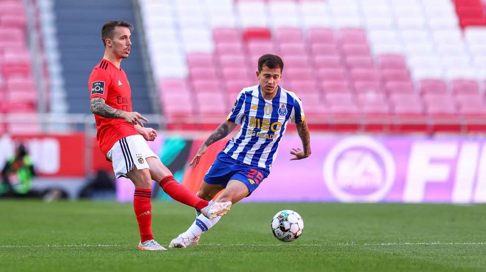 Grimaldo queixou-se da arbitragem no Twitter após o encontro, Otávio respondeu com emojis e as estatísticas do clássico