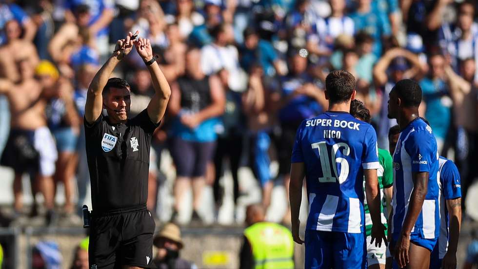Fábio Veríssimo corrigiu decisão mais marcante da final, trocando um penálti por um livre direto mas mantendo o cartão vermelho a St. Juste