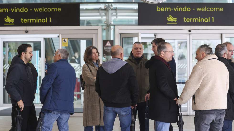 Associados da Associação Sindical dos Profissionais da Polícia (ASPP), participam na concentração no final de um plenário que decorreu no aeroporto Humberto Delgado, em Lisboa, 29 de janeiro de 2026. ANTÓNIO COTRIM/LUSA