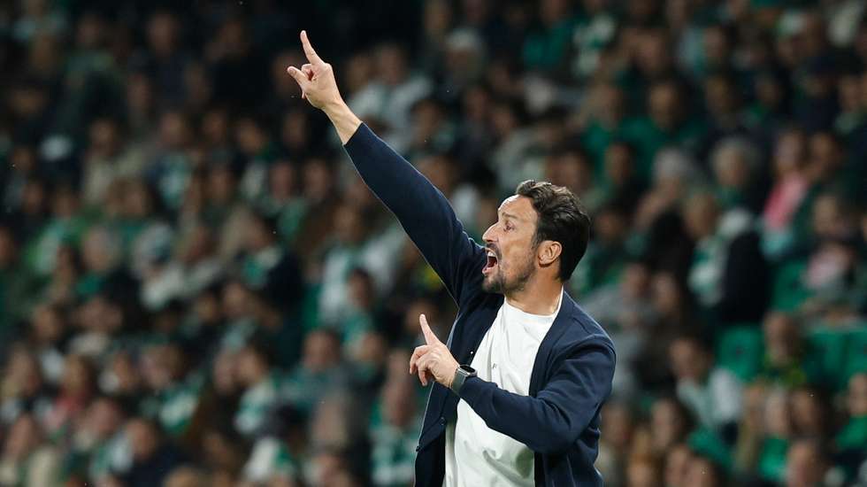 epa12965664 Gil Vicente's head coach Cesar Peixoto gestures during the Portuguese First League soccer match between Sporting CP and Gil Vicente, in Lisbon, Portugal, 16 May 2026.  EPA/ANTONIO PEDRO SANTOS