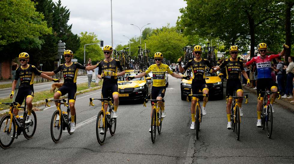 Jonas Vingegaard festejou com os companheiros de equipa da Jumbo nova vitória no Tour antes do espectáculo Pogacar na chegada aos Campos Elísios