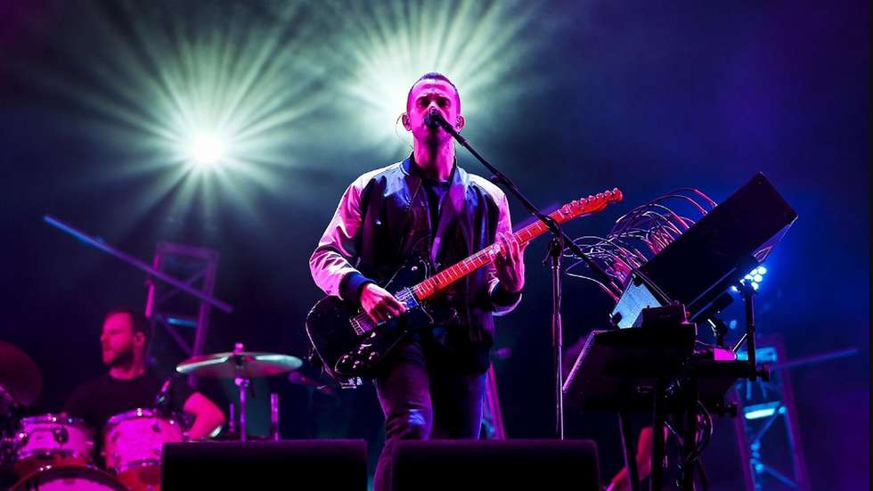 A organização do festival anunciou esta quarta-feira, em comunicado enviado à Lusa, uma série de artistas e bandas que reforçam o cartaz da 2.ª edição, marcada para os dias 31 de agosto, 1 e 2 de setembro, "entre os quais a mítica Siouxsie que, depois de há quase cinco décadas ter pulverizado todos os cânones sobre o lugar da mulher na música e na indústria musical ao lado dos The Banshees, regressa a Portugal após um interregno de 28 anos"
