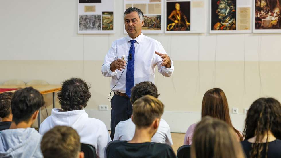 O ministro da Educação, Ciência e Inovação, Fernando Alexandre, dá uma aula para cerca de 280 alunos sobre Literacia Financeira, com o tema “A poupança e a capacidade de imaginar o futuro”, durante a visita à Escola Secundária Dr. Joaquim de Carvalho, estabelecimento de ensino que frequentou entre o 7.º ano e o 12.º ano, na Figueira da Foz, 16 de setembro de 2025. PAULO NOVAIS/LUSA