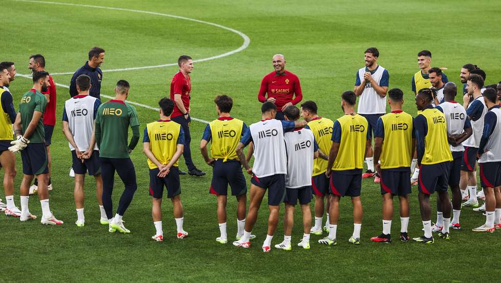 Portugal national team soccer head coach, Roberto Martinez (C), talks to his players during a training session prior to tomorrows match against Slovakia for the qualifying stage for the UEFA Euro 2024, in Tehelne Pole Stadium in Bratislava, Slovakia 07 September 2023. Portugal is preparing for the matches against Slovakia and Luxembourg for UEFA EURO 2024 qualifiers. MIGUEL A. LOPES/LUSA