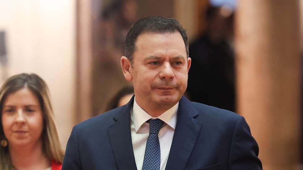 Luís Montenegro deverá voltar a Portugal na próxima sexta-feira