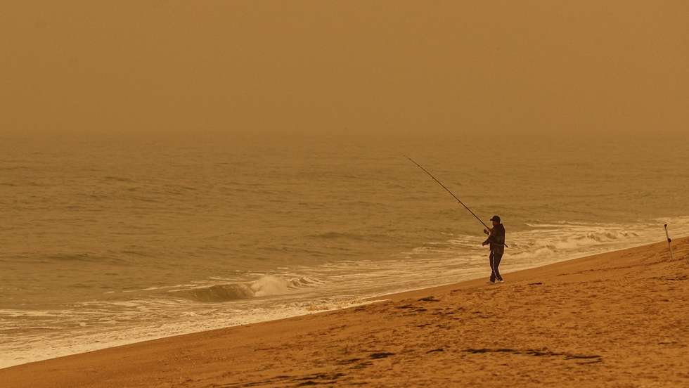 Nuvens de poeira vinda do Norte de África estão a atravessar os céus de Portugal continental e o resto da Península Ibérica até ao fim do dia de quinta-feira, Ilha de Faro, 16 de março de 2022. LUÍS FORRA/LUSA