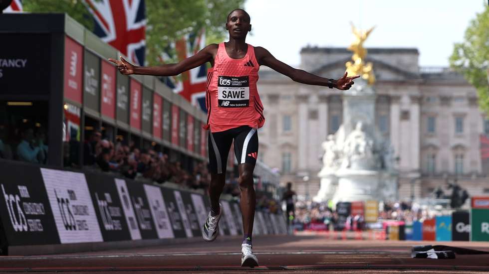 epa12914801 Sabastian Sawe of Kenya wins the London Marathon with a World Record and the first sub two-hour marathon time of 1:59:30 h during the London Marathon in London, Britain 26 April 2026. Taking place since 1981, the London Marathon is one of the most popular marathons in the world, with a record-breaking total of more than 59,000 people are expected to take part in the 2026 race.  EPA/NEIL HALL