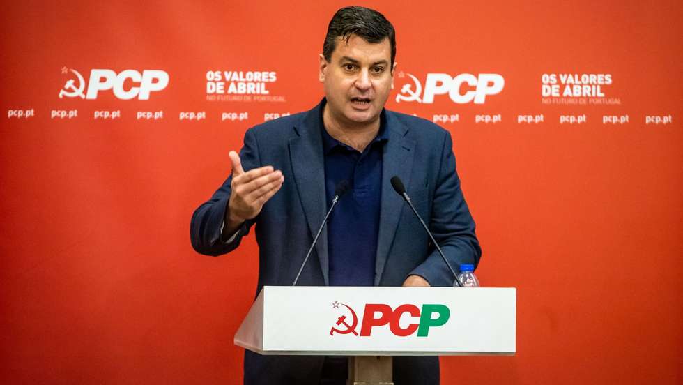 O deputado do Partido Comunista Português (PCP), Bruno Dias, usa da palavra durante a mesa redonda: "Produção nacional de embarcações e navios - O desenvolvimento do aparelho produtivo e do setor marítimo-portuário", no centro de trabalho Vitória, em Lisboa, 06 de julho de 2021. JOSÉ SENA GOULÃO/LUSA