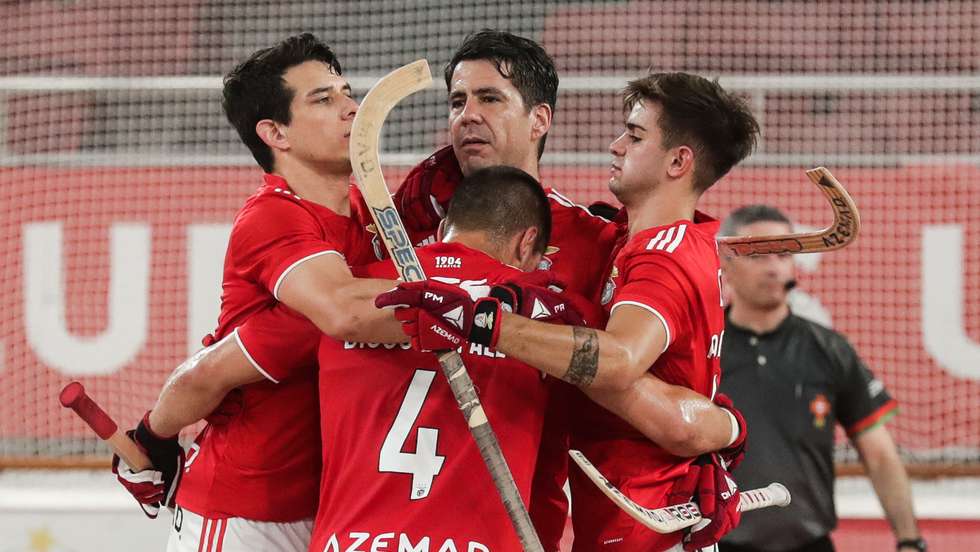 O jogador do Benfica, Carlos Nicolia (C) festeja o seu golo contra o FC Porto durante a partida de Hoquei em Patins no Pavilhão da Luz em Lisboa, 25 de junho de 2022. TIAGO PETINGA/LUSA