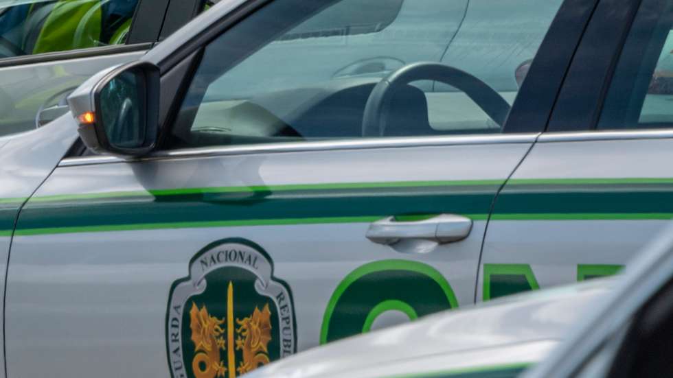 Carro da GNR acompanhado de três guardas